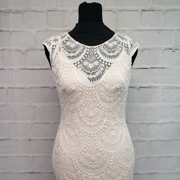 NWOT Designer Lace Wedding Gown - Picture 3 of 4